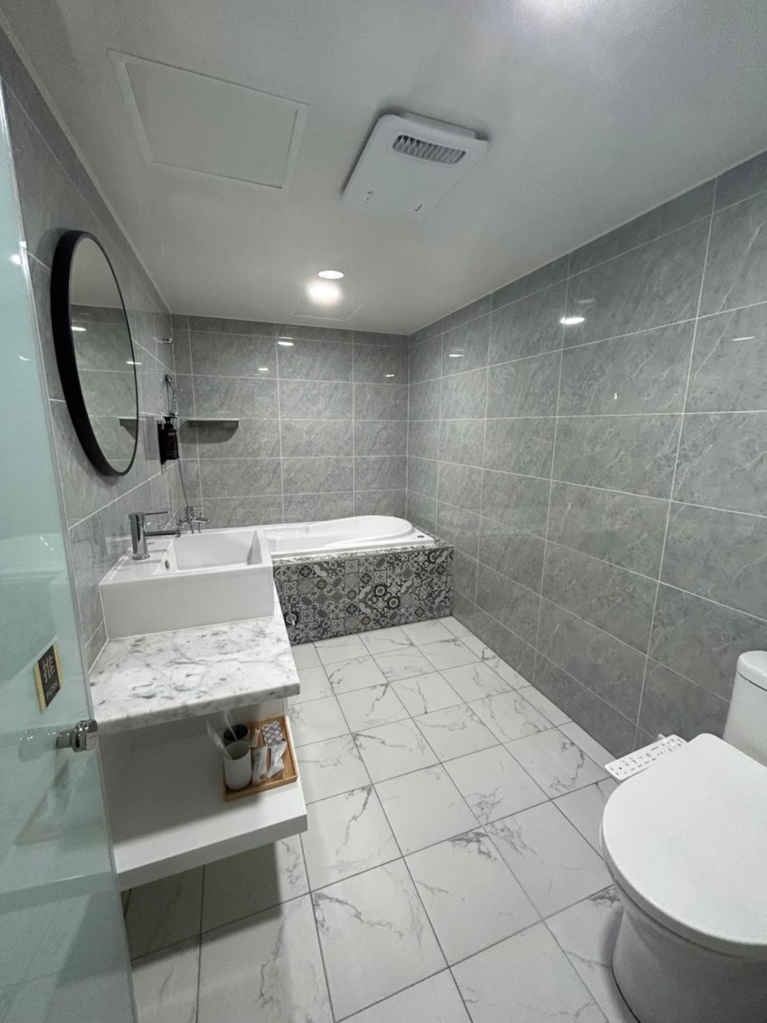 Benz Hotel Zhongli Bagian luar foto