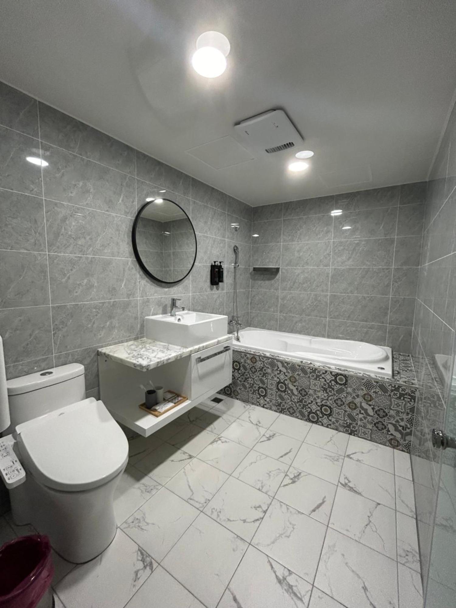 Benz Hotel Zhongli Bagian luar foto